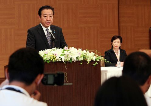 野田总理出席了在广岛市中区和平纪念公园举行的广岛市原子弹爆炸遇难者悼念暨和平祈愿仪式。