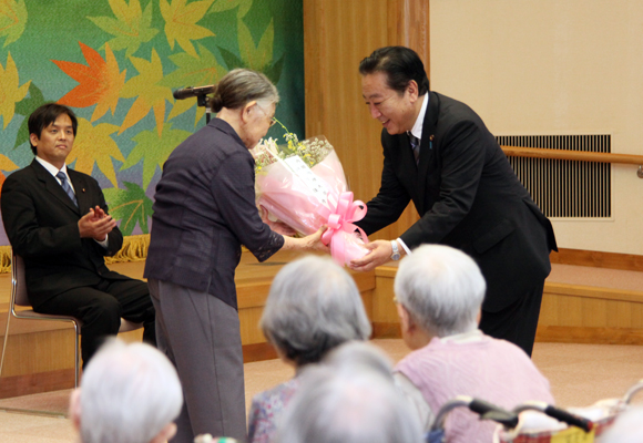 野田总理出席了在广岛市中区和平纪念公园举行的广岛市原子弹爆炸遇难者悼念暨和平祈愿仪式。