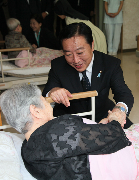 野田总理出席了在长崎市和平公园举行的长崎原子弹爆炸牺牲者悼念和平祈愿仪式。