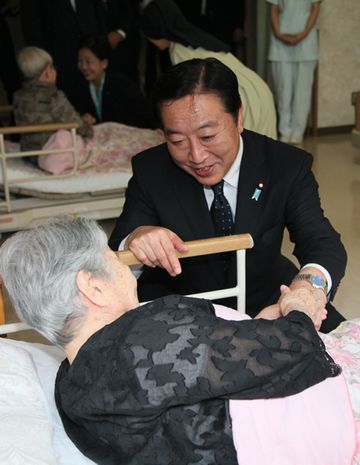 野田总理出席了在长崎市和平公园举行的长崎原子弹爆炸牺牲者悼念和平祈愿仪式。