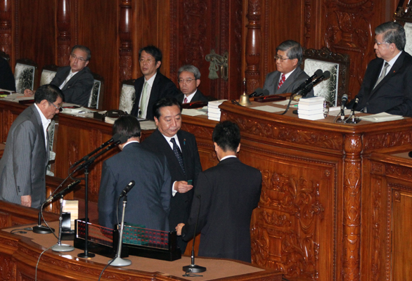 野田总理出席了众议院全体会议。