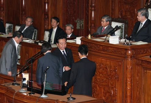 野田总理出席了众议院全体会议。