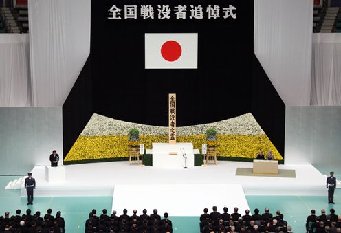 野田总理出席了在日本武道馆举行的“全国战殁者追悼仪式”。天皇和皇后两位陛下也莅临了仪式。