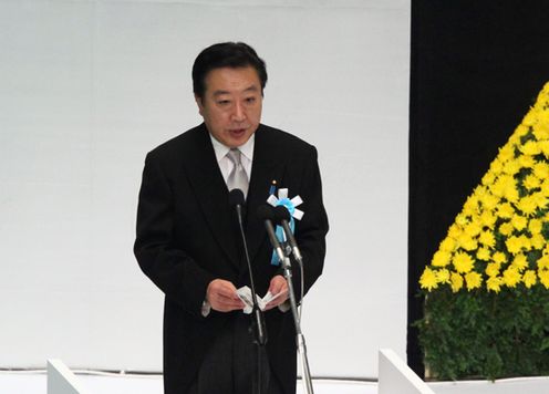 野田总理出席了在日本武道馆举行的“全国战殁者追悼仪式”。天皇和皇后两位陛下也莅临了仪式。