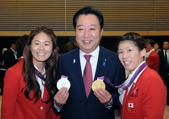 野田总理在总理大臣官邸举行了给伦敦奥运会日本体育代表团的感谢信赠送仪式。