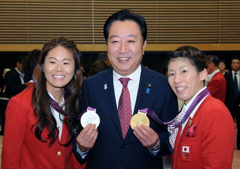 野田总理在总理大臣官邸举行了给伦敦奥运会日本体育代表团的感谢信赠送仪式。