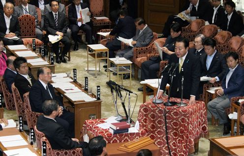 野田总理出席了众议院预算委员会。