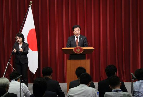 野田总理在总理大臣官邸就竹岛问题举行了记者招待会。