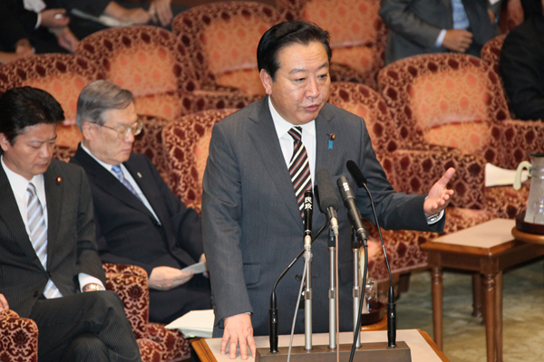 野田总理出席了参议院预算委员会。