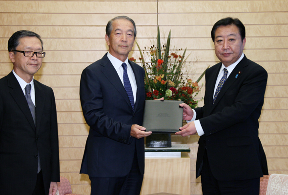 野田总理在总理大臣官邸接受了APEC商务咨询委员会（ABAC）递交的建议书。