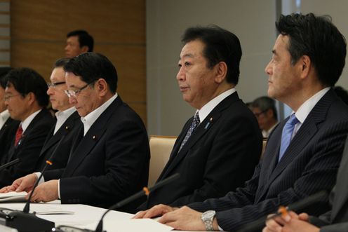 野田总理出席了在总理大臣官邸召开的有关每月例行经济报告等的相关阁僚会议。