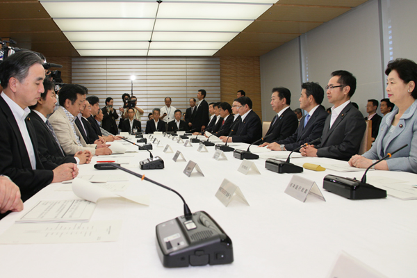 野田总理出席了在总理大臣官邸召开的有关每月例行经济报告等的相关阁僚会议。