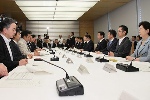 野田总理出席了在总理大臣官邸召开的有关每月例行经济报告等的相关阁僚会议。