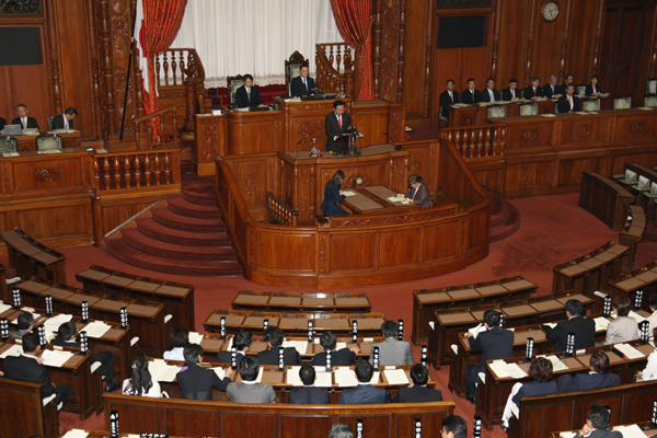 野田总理出席了参议院全体会议。