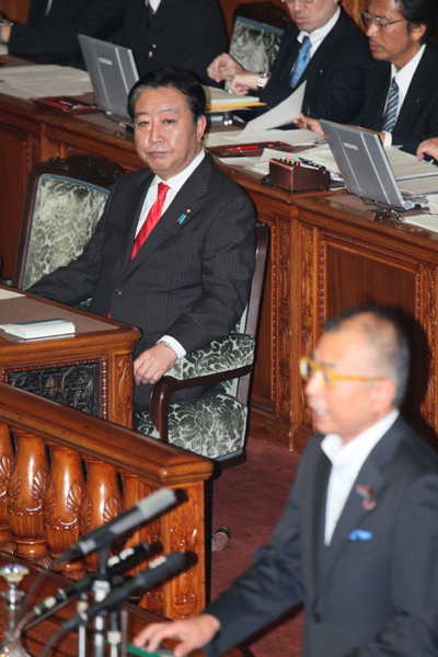 野田总理出席了参议院全体会议。