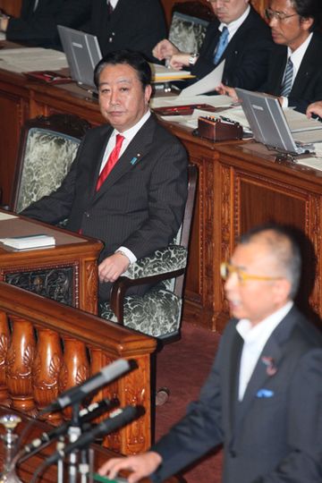 野田总理出席了参议院全体会议。