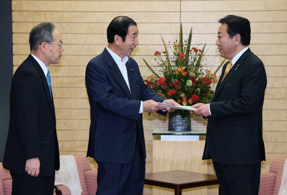 野田总理在总理大臣官邸接受了海洋基本法战略研究会的要求。