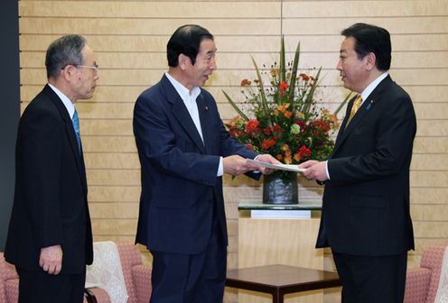 野田总理在总理大臣官邸接受了海洋基本法战略研究会的要求。