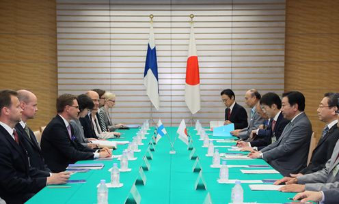 野田总理在总理大臣官邸与芬兰共和国于尔基•卡泰宁总理举行了会谈。