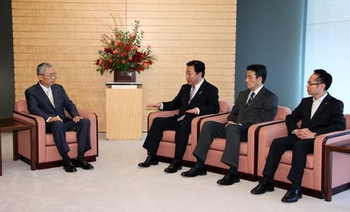 野田总理在总理大臣官邸接受了政府CIO（政府首席信息官，Chief Information Officer）远藤纮一的拜会。