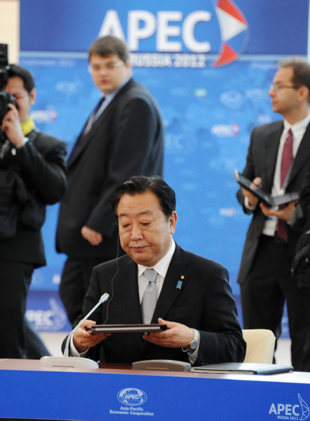 为了出席APEC峰会,正在俄罗斯联邦符拉迪沃斯托克访问的野田总理与马来西亚纳吉布•拉扎克总理举行了首脑会谈。