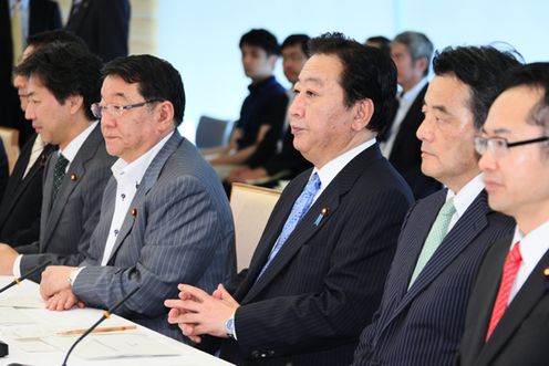 野田总理出席了在总理大臣官邸召开的有关每月例行经济报告等的相关阁僚会议。