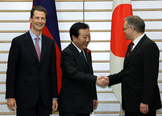 野田总理在总理大臣官邸与列支敦士登公国摄政王储阿洛伊斯殿下,首相兼财务、家庭•机会均等大臣克劳斯•屈舍尔,就双边关系和国际形势交换了意见。