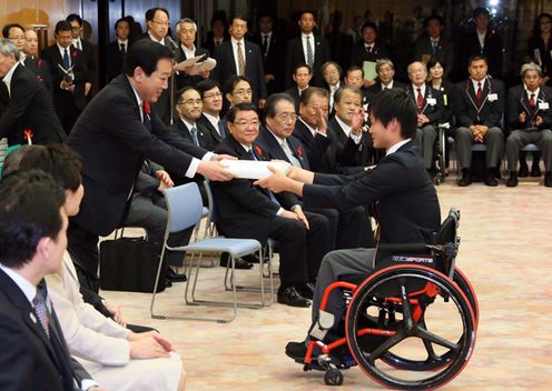 野田总理邀请伦敦残疾人奥林匹克运动会日本体育代表团到总理大臣官邸，举行了纪念品赠送仪式。