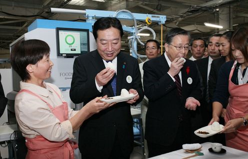 为了掌握东日本大地震受灾情况,野田总理访问了福岛县。