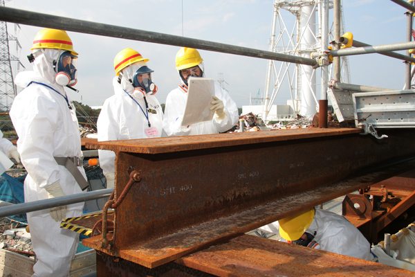 为了掌握东日本大地震受灾情况,野田总理访问了福岛县。