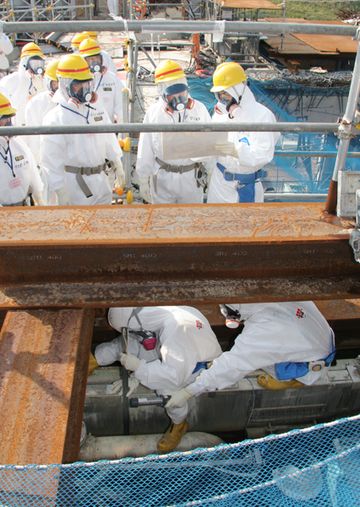 为了掌握东日本大地震受灾情况,野田总理访问了福岛县。
