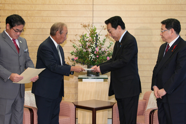 野田总理在总理大臣官邸与冲绳县知事仲井真以及宜野湾市长佐喜真举行了会谈。