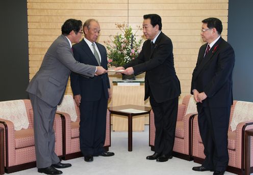 野田总理在总理大臣官邸与冲绳县知事仲井真以及宜野湾市长佐喜真举行了会谈。