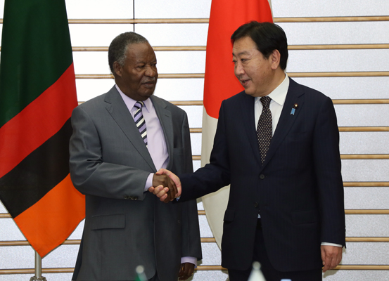 野田总理在总理大臣官邸与赞比亚共和国总统迈克尔•奇卢菲亚•萨塔举行了会谈。