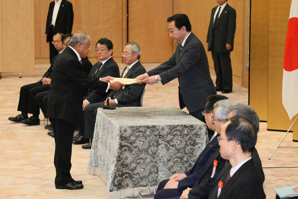 野田总理在总理大臣官邸举行了安全、安心的城市建设相关功劳者表彰仪式。