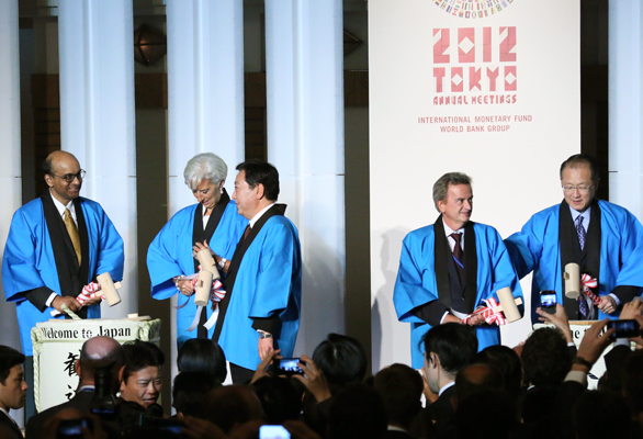 野田总理邀请国际货币基金组织(IMF)和世界银行2012年年会与会人员出席在东京都内宾馆召开的总理主持的欢迎宴会。