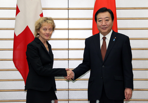 野田总理在总理大臣官邸与瑞士联邦主席兼财政部长埃维利娜•维德默—施鲁姆普夫举行了会谈。