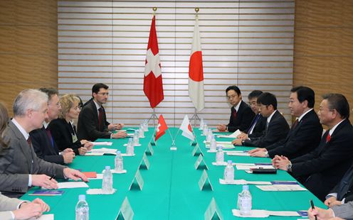 野田总理在总理大臣官邸与瑞士联邦主席兼财政部长埃维利娜•维德默—施鲁姆普夫举行了会谈。