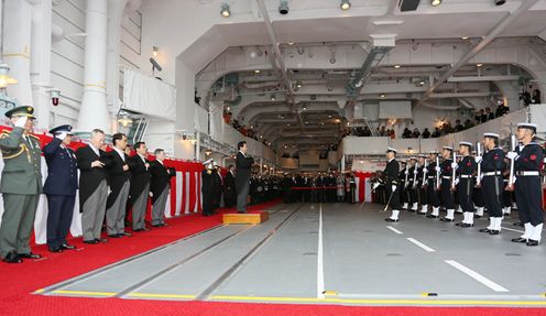 野田总理出席了在相模湾举行的2012年度自卫队阅舰式。