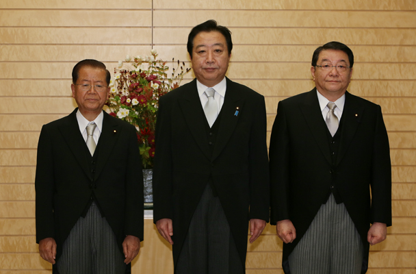 野田总理交付了法务大臣、绑架问题担当大臣的任命书。