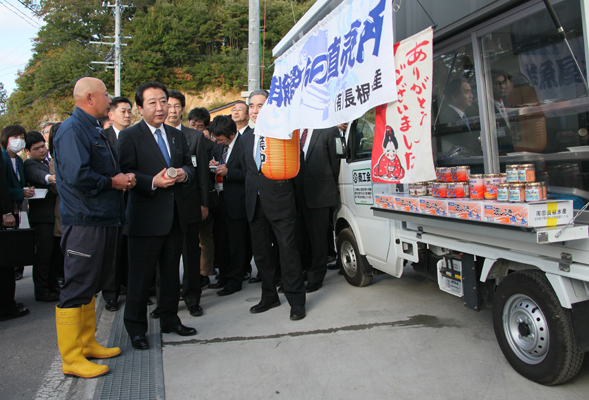 为了掌握东日本大地震受灾情况，野田总理访问了岩手县。