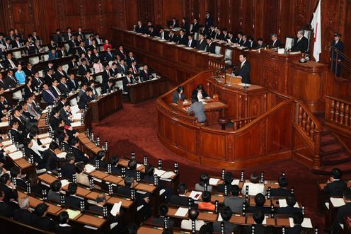 野田总理在众议院第181届国会全体会议上发表了所信表明演说。