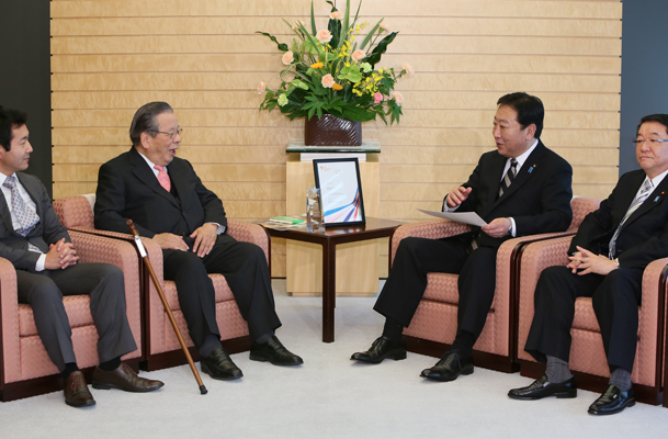 野田总理在总理大臣官邸接受了足长育英会会长玉井义臣的拜会。