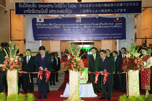 野田总理为了出席第九届亚欧首脑会议（ASEM9）访问了老挝万象。