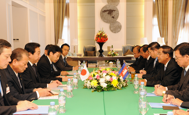 为了出席第九届亚欧首脑会议(ASEM9)访问老挝万象的野田总理与各国首脑举行了会谈。