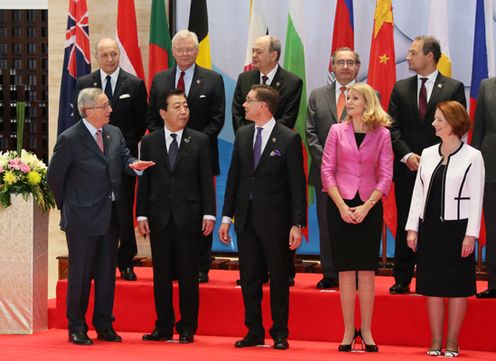 为了出席第九届亚欧首脑会议（ASEM9）访问老挝万象的野田总理与各国首脑举行了会谈。