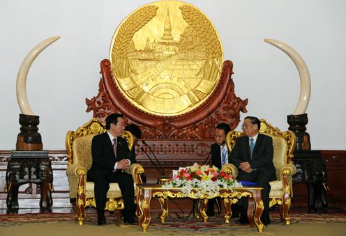 为了出席第九届亚欧首脑会议（ASEM9）访问老挝万象的野田总理与各国首脑举行了会谈等。