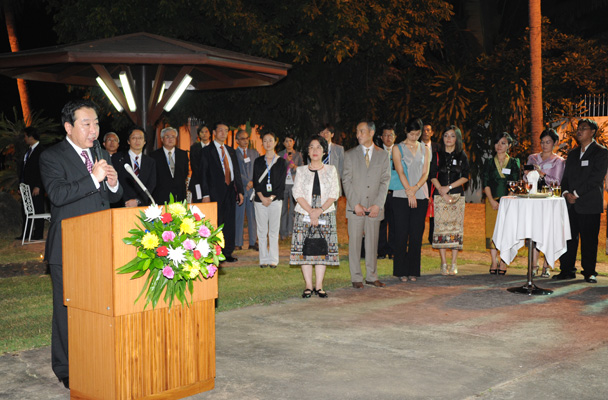 为了出席第九届亚欧首脑会议（ASEM9）访问老挝万象的野田总理与各国首脑举行了会谈等。