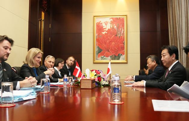 为了出席第九届亚欧首脑会议(ASEM9)访问老挝万象的野田总理与各国首脑举行了会谈等。