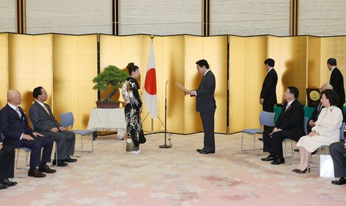 野田总理在总理大臣官邸举行了国民荣誉奖表彰仪式。